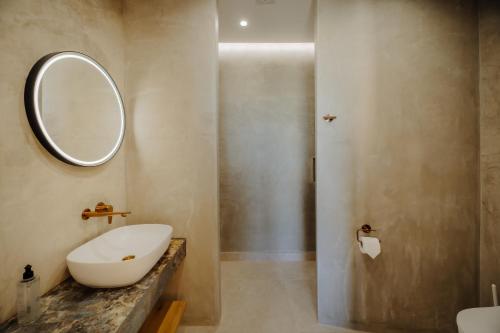 ein Bad mit einem Waschbecken und einem Spiegel in der Unterkunft Tuta Agrotourism in Kerċem