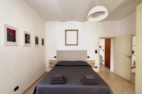 um quarto com uma cama grande num quarto em Centralissimo - Nuovo - Parcheggio Privato em Perugia
