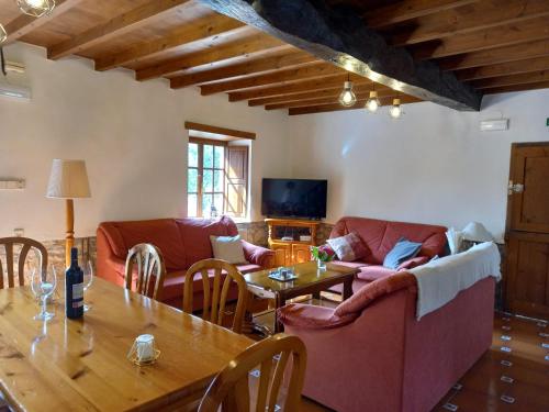 sala de estar con sofá y mesa en Casa Rural La Santa, en Sorribas