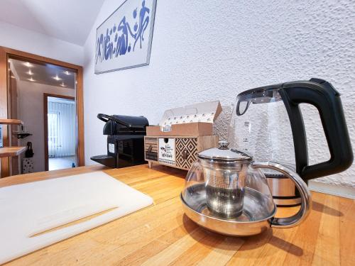 a juicer sitting on top of a wooden floor at Alpha Apartments in Essen