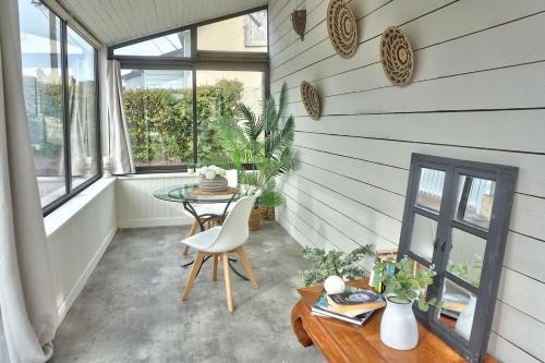 a balcony with a table and chairs in a room at Maison cosy proche de la mer in Binic