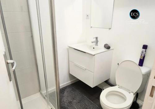 une salle de bain avec toilettes, lavabo et douche dans l'établissement 