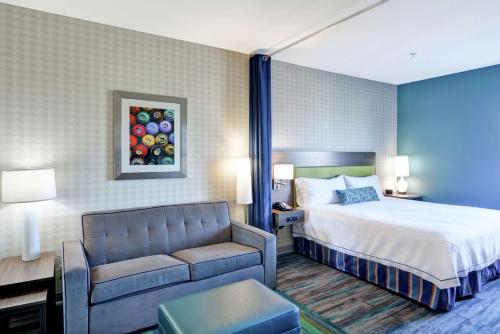 Habitación de hotel con cama y sofá en Home2 Suites By Hilton Conway en Conway