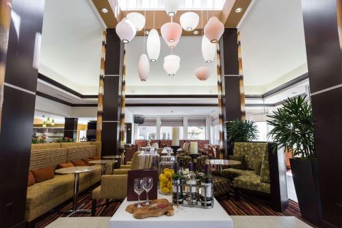 a restaurant with tables and chairs and a bar at Hilton Garden Inn San Mateo in San Mateo