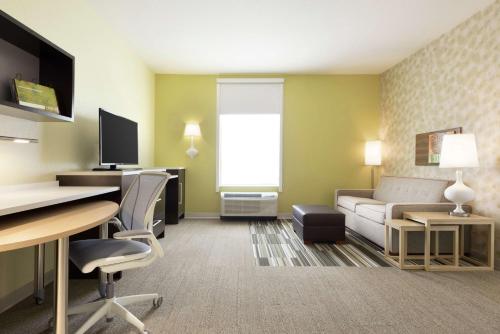 a living room with a couch and a desk in a room at Home2 Suites by Hilton Cleveland Independence in Independence