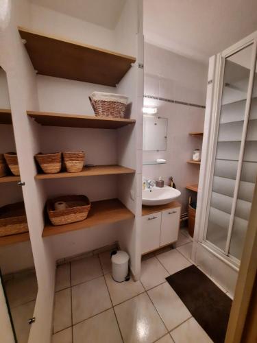 y baño con lavabo y espejo. en Appartement aux Stes Maries de la Mer en Saintes-Maries-de-la-Mer