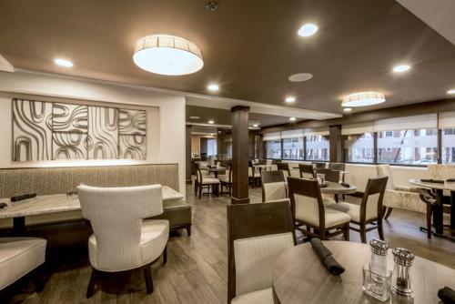 Zona de estar de DoubleTree by Hilton Montgomery Downtown