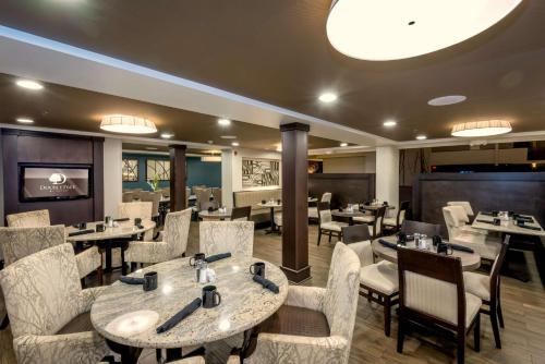 Zona de estar de DoubleTree by Hilton Montgomery Downtown