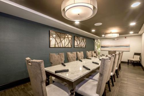 Zona de estar de DoubleTree by Hilton Montgomery Downtown