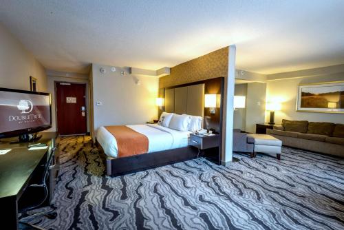Cama o camas de una habitación en DoubleTree by Hilton Montgomery Downtown