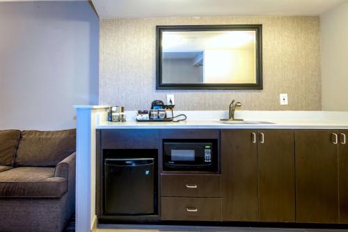 Una cocina o zona de cocina en DoubleTree by Hilton Montgomery Downtown