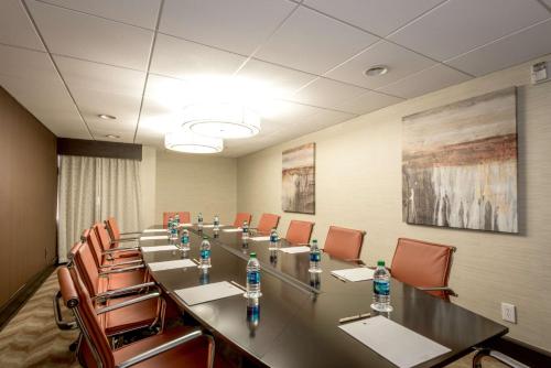 Zona business o sala de conferencias en DoubleTree by Hilton Montgomery Downtown