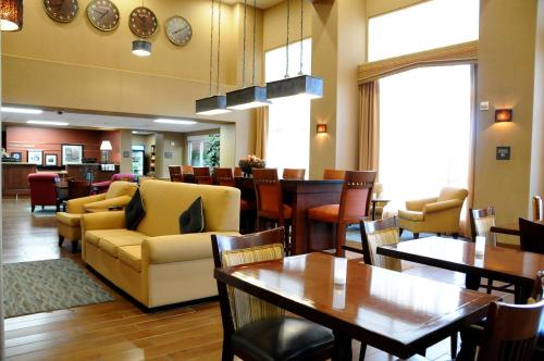 a restaurant with tables and chairs and a dining room at Hampton Inn & Suites Red Bluff in Red Bluff