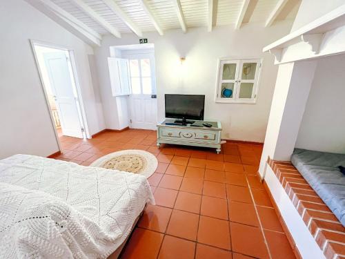 een kamer met een bed en een televisie. bij Quinta de São Pedro de Tomar in Tomar