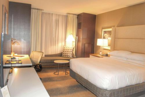 Ένα ή περισσότερα κρεβάτια σε δωμάτιο στο DoubleTree by Hilton Hotel Reading