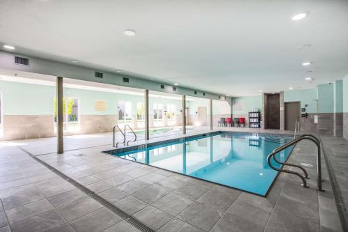 een groot zwembad met blauw water in een gebouw bij Hampton Inn & Suites Edmonton St. Albert, Ab in Edmonton