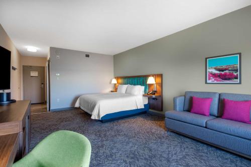 um quarto de hotel com uma cama e um sofá em Hampton Inn & Suites Edmonton St. Albert, Ab em Edmonton
