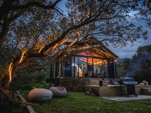 Un jardín fuera de Streamside Geodome