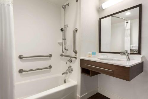 Ένα μπάνιο στο Hampton Inn Wausau