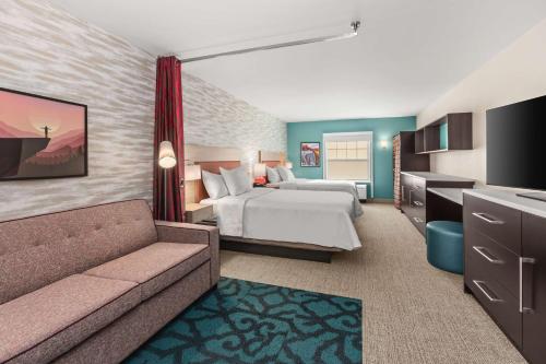北康威Home2 Suites By Hilton North Conway, NH的配有床和沙发的酒店房间