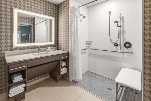 y baño con lavabo y ducha. en Home2 Suites By Hilton North Conway, NH, en North Conway