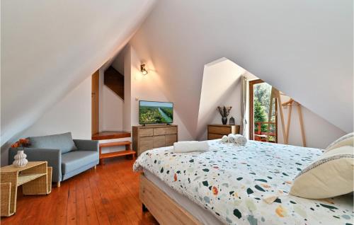 Llit o llits en una habitació de 2 Bedroom Nice Home In Sisak