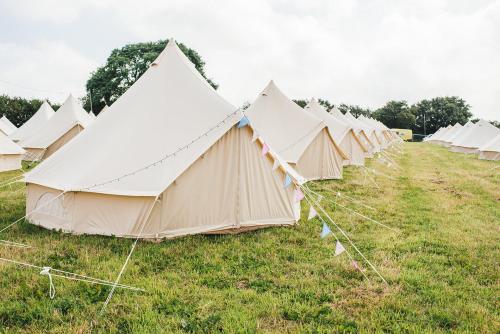 uma fila de tendas sentadas num campo em bricktopia em York