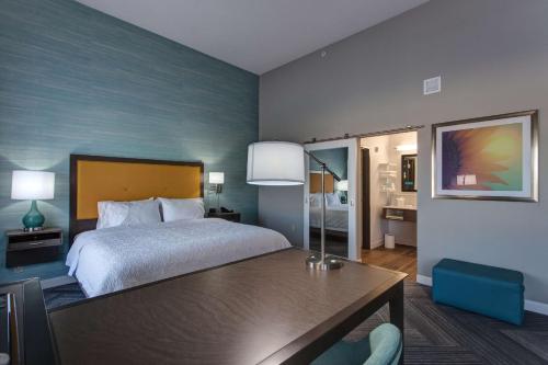 una camera con letto e scrivania di Hampton Inn & Suites-Wichita/Airport, KS a Wichita