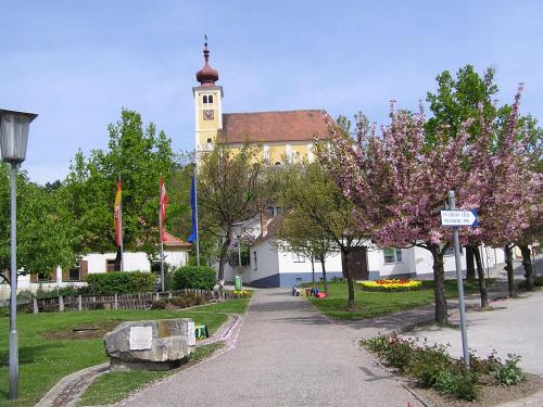 een gebouw met een klokkentoren in een park bij Casa Luna in Donnerskirchen