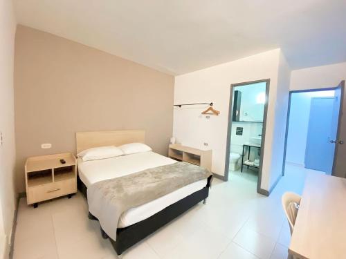 Una cama o camas en una habitación de Ayenda 1224 Pixel House