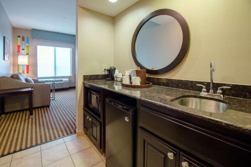 W łazience znajduje się umywalka i lustro. w obiekcie Hampton Inn & Suites Port Arthur w mieście Port Arthur