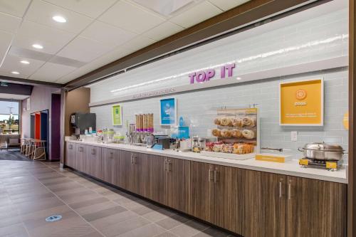 a top itacist counter in a cafeteriaasteryasteryasteryasteryasteryasteryasteryastery at Tru By Hilton Saint Joseph in Stevensville
