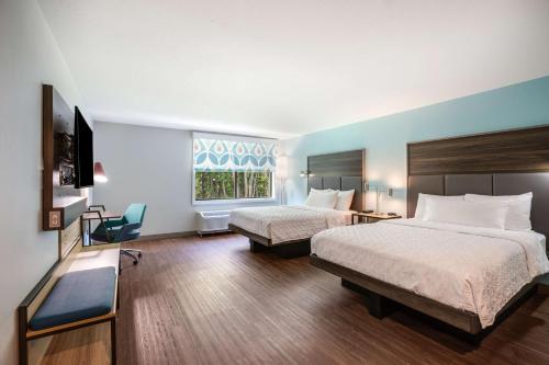 um quarto de hotel com duas camas e uma janela em Tru By Hilton Saint Joseph em Stevensville