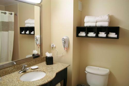 Ένα μπάνιο στο Hampton Inn Topeka