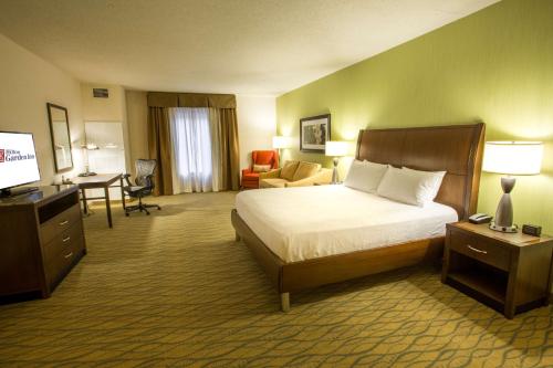 una camera d'albergo con letto e TV di Hilton Garden Inn State College a State College