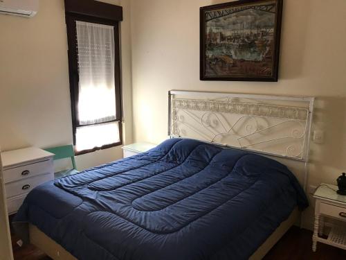 1 dormitorio con 1 cama con edredón azul en The Wall Montevideo [ 105 ] Live in the Old Town, en Montevideo