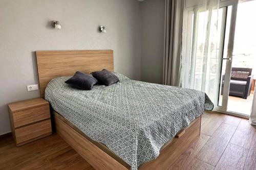 um quarto com uma cama com duas almofadas em Apartamento acogedor , Blanes em Blanes