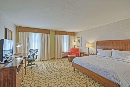 マウント・ローレルにあるHilton Garden Inn by Hilton Mount Laurelのベッドとテレビが備わるホテルルームです。