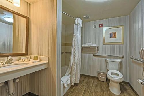 La salle de bains est pourvue d'un lavabo, de toilettes et d'une douche. dans l'établissement Hilton Garden Inn by Hilton Mount Laurel, à Mount Laurel