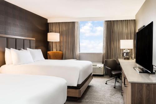 Letto o letti in una camera di DoubleTree by Hilton Kitchener