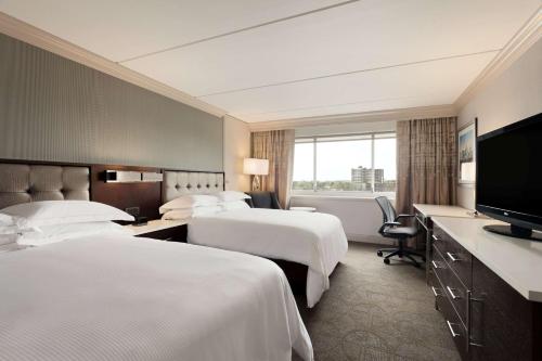 費城的住宿－費城城市大道希爾頓酒店，酒店客房设有两张床和一台平面电视。