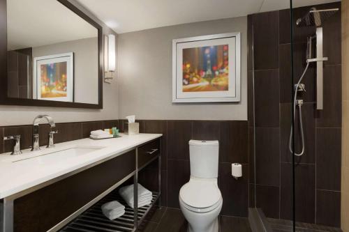 uma casa de banho com um WC, um lavatório e um chuveiro em Hilton Philadelphia City Avenue em Filadélfia