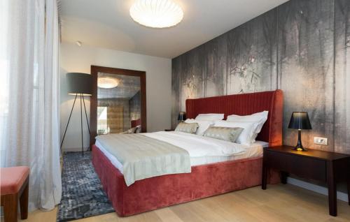 1 dormitorio con 1 cama grande y cabecero rojo en Villa Salvia, en Petrčane