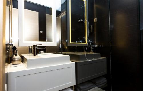 y baño con espejo y 2 lavabos blancos. en Villa Salvia, en Petrčane