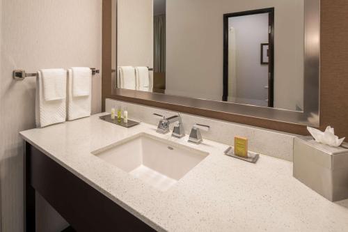 Koupelna v ubytování DoubleTree by Hilton Vancouver