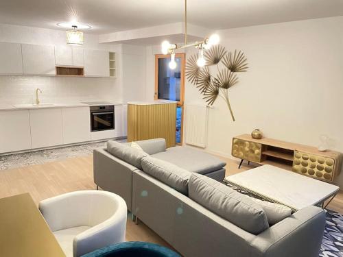 uma sala de estar com um sofá e uma cozinha em Appartement 4P U Arena em Nanterre