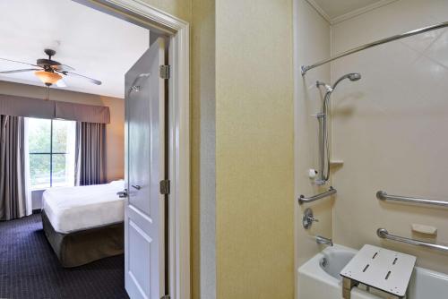 ヒューストンにあるHomewood Suites by Hilton Houston West-Energy Corridorのバスルーム(バスタブ付)、ベッド1台が備わる客室です。