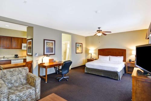 ein Hotelzimmer mit einem Bett und einem Schreibtisch in der Unterkunft Homewood Suites by Hilton Houston West-Energy Corridor in Houston