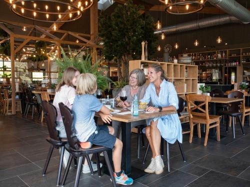 Landal Winterberg في وينتربرغ: مجموعة نساء جالسات على طاولة في مطعم