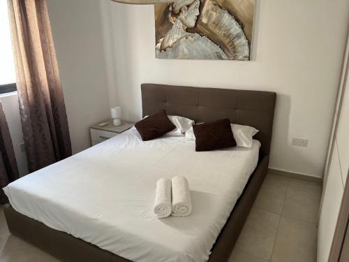 1 dormitorio con 1 cama con 2 toallas en Large 3 Bedroom Apartment, en Pembroke